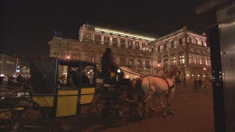 歩き　夜のオペラ座